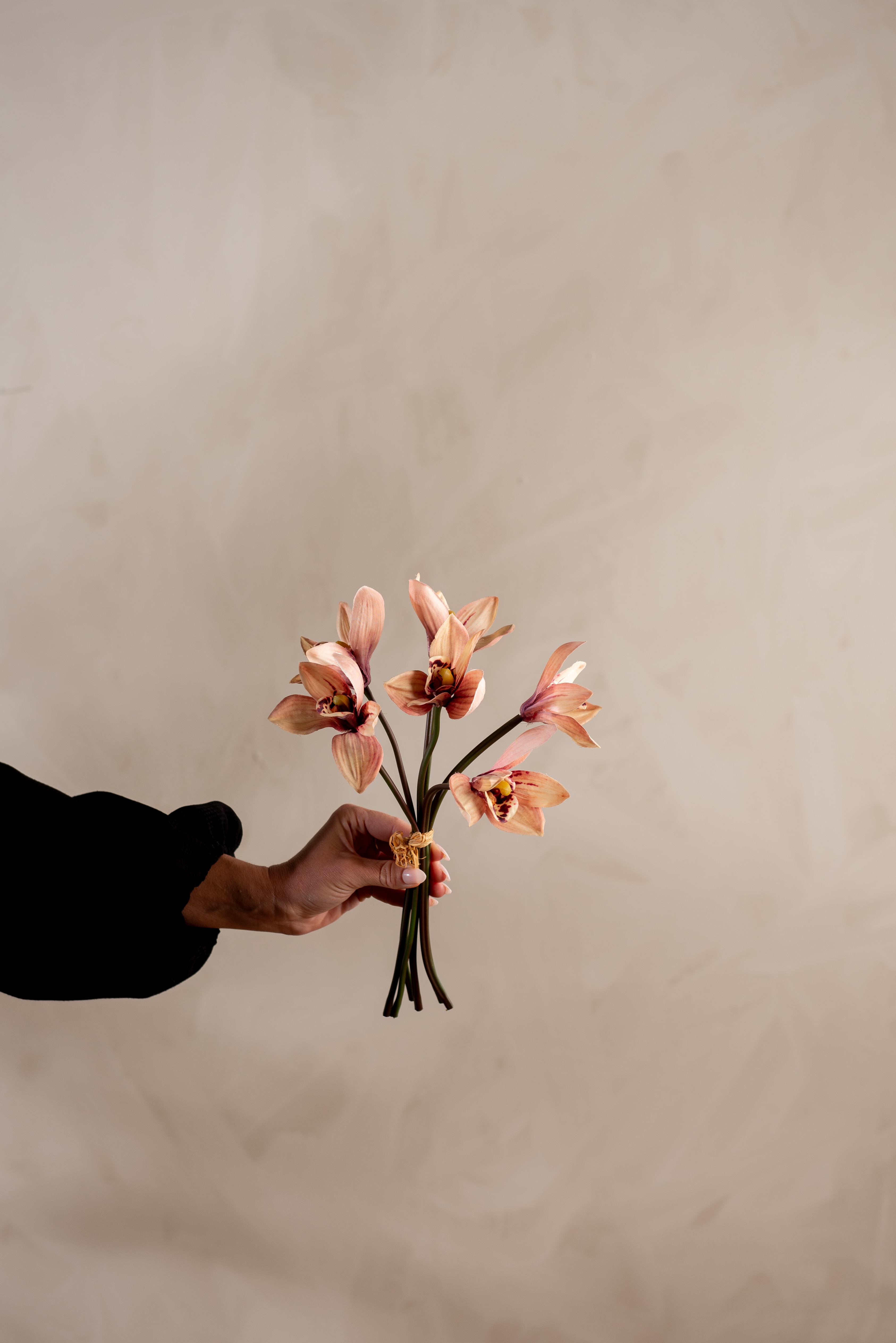 Konstgjord aprikos Cymbidium bunt 34cm