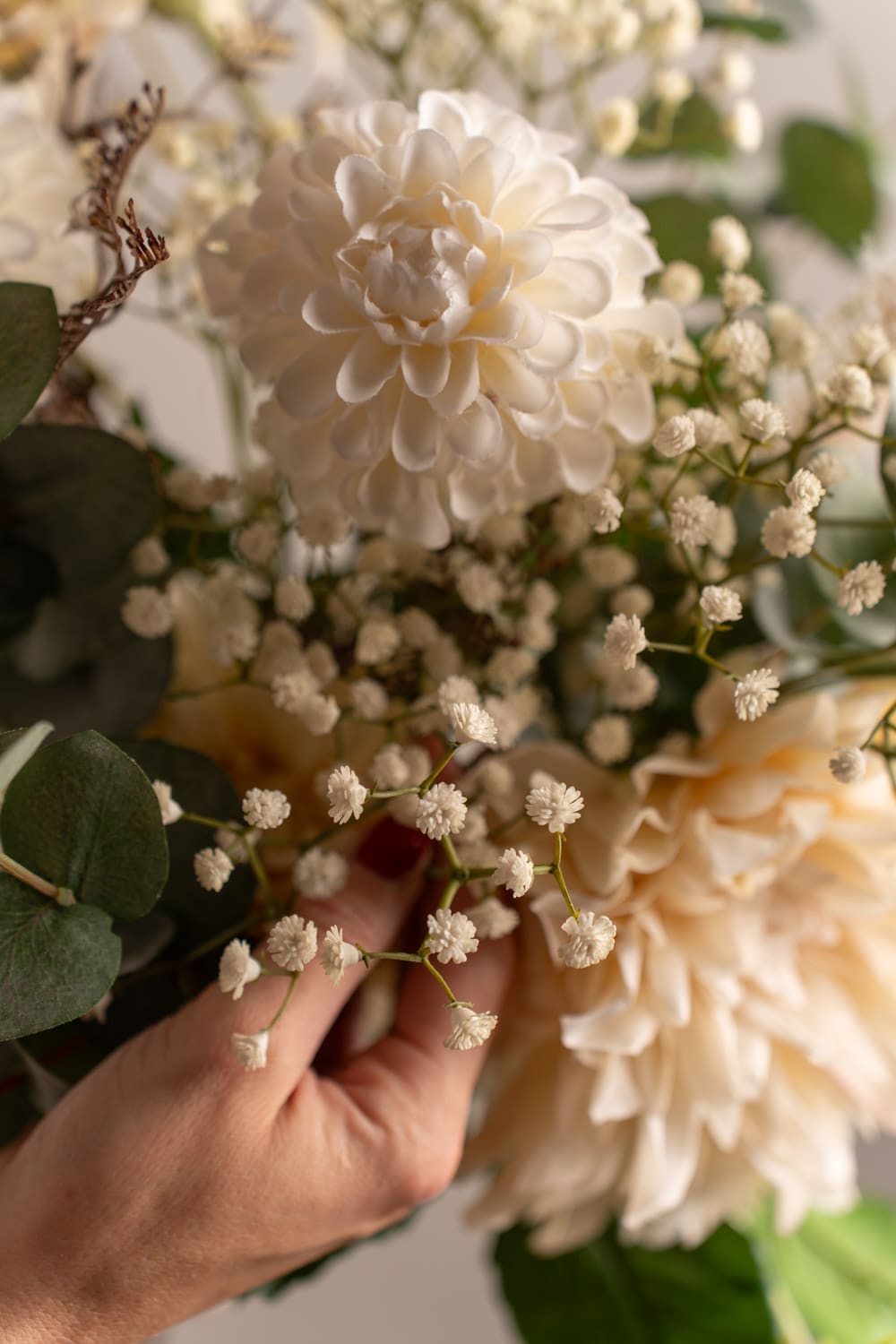 Konstgjorda blommor brudslöja och dahlia bukett